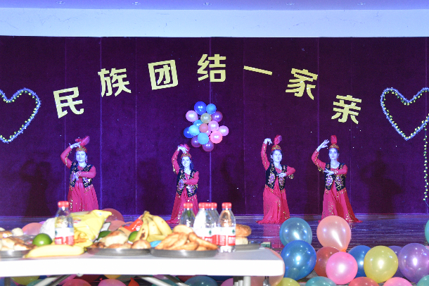 1507710345129478.jpg 舞蹈《小盘舞》.JPG